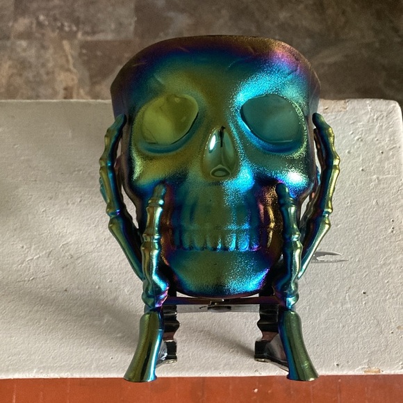 NWT Green Iridescent Oil Slick Skull 💀 in Hands Snack or Candy Bowl Decoration - Picture 8 of 17